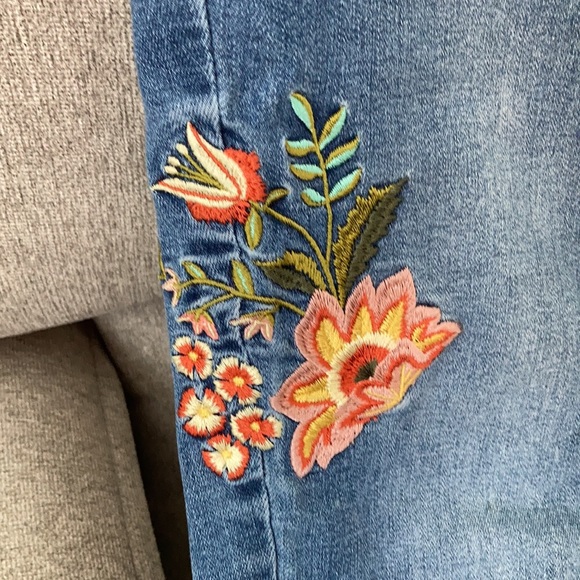 Old Navy Rockstar flower embroidered capris - Picture 3 of 6